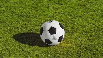 欧冠决赛足球比赛精彩瞬间 - 球员争抢头球